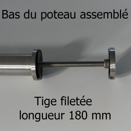 Détail de la base du poteau angle 90 de garde corps 4 pinces verre 8,76mm pose traversante