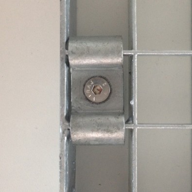 Cavalier de fixation acier galvanisé pour caillebotis maille 19/19 ou 20/20 Cavalier de fixation acier galvanisé pour caillebotis maille 19/19 ou 20/20