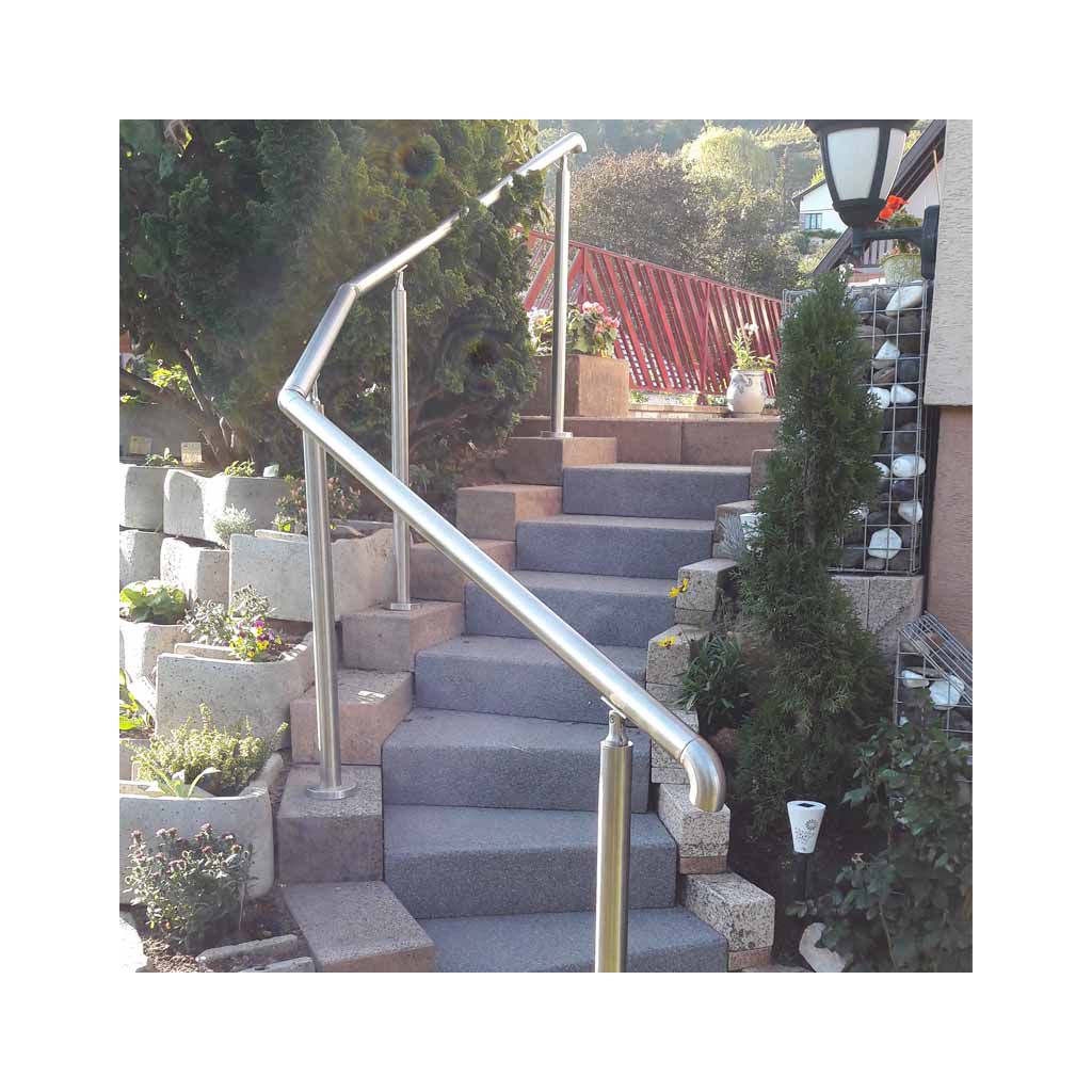 rampe-d-escalier-exterieur-rambarde-sur-poteaux-en-inox-bross