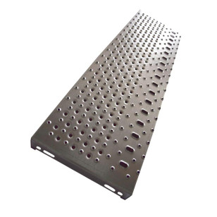 Marche acier galvanisé ERP 900 x 330 mm avec trous emboutis nez antidérapant à contraste visuel