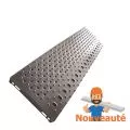 Marche acier galvanisé ERP 900 x 330 mm avec picots et trous emboutis nez antidérapant à contraste visuel 2