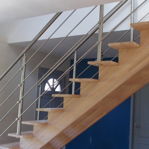 Garde corps inox pour escalier à limon central, à barres, pose traversante