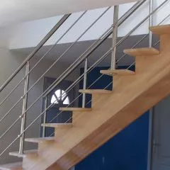 Garde corps inox pour escalier à limon central, à barres, pose traversante