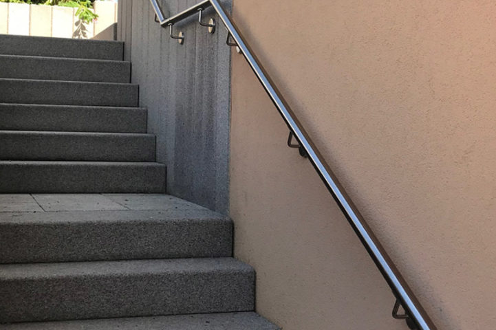 Quelle hauteur pour une main courante d'escalier ergonomique ?