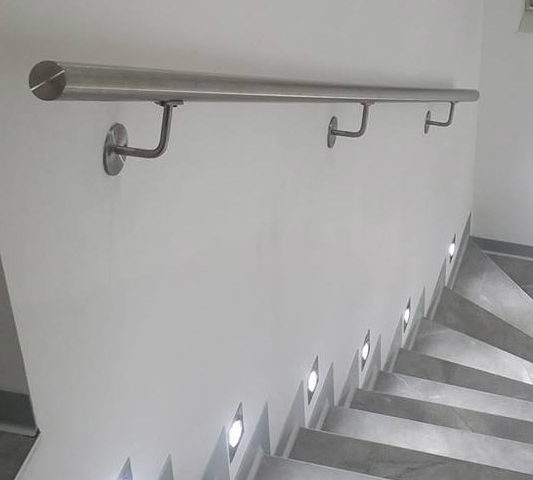 Installer une main courante d'escalier