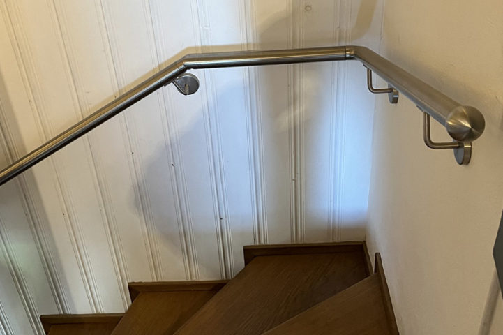 Pose d'une main courante escalier quart tournant