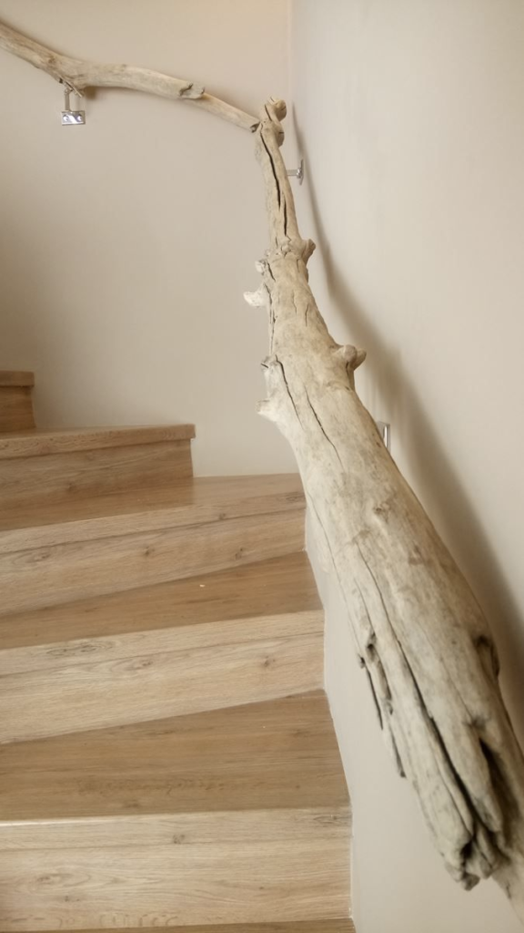 idée rampe d'escalier en bois flotté