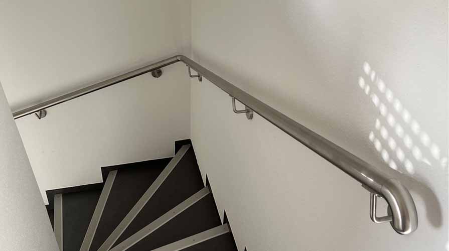 Quelle hauteur pour une main courante d'escalier ergonomique ? - Blog -  Métalenstock