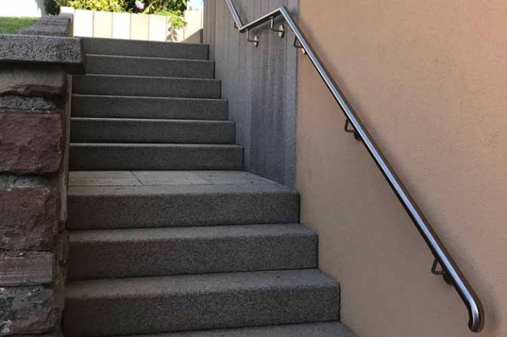 Quelle hauteur pour une main courante d'escalier ergonomique ?