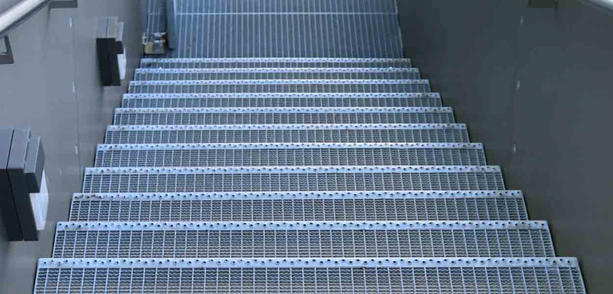 marche escalier exterieur acier antiderapante