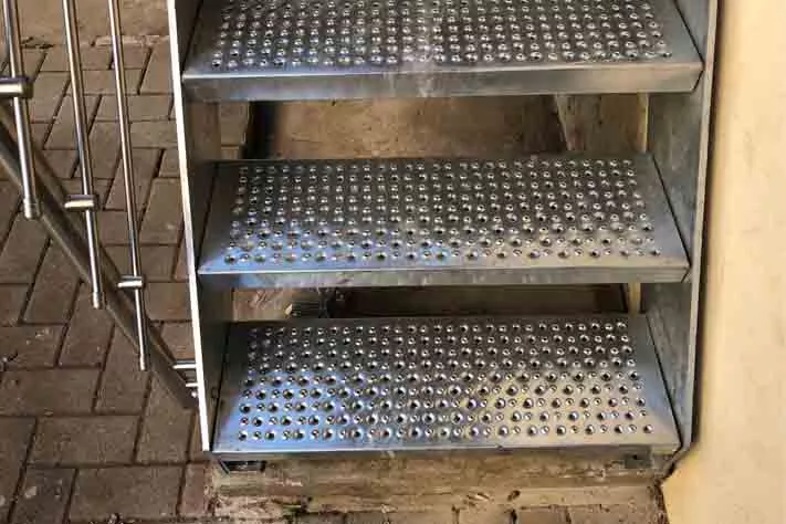 marche escalier exterieur tole perforee