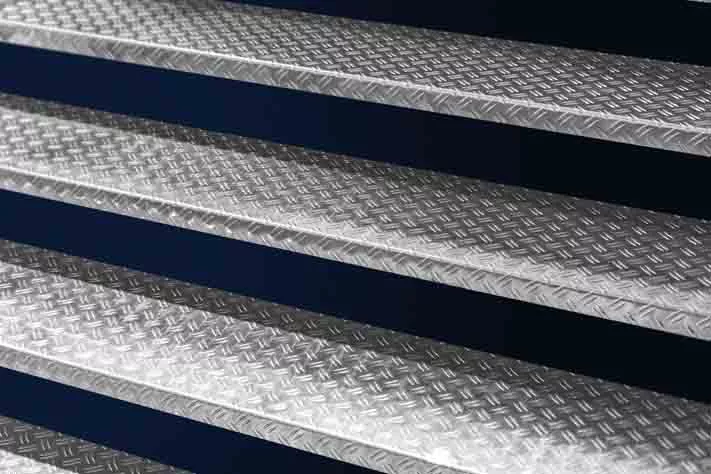 marche escalier sur mesure en aluminium a damiers