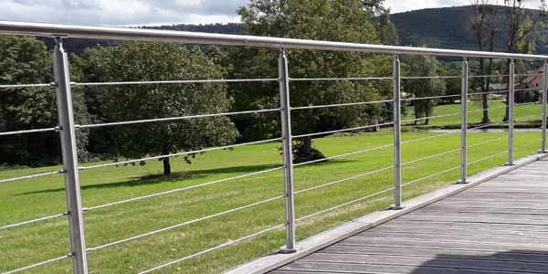 garde corps terrasse cables en inox sur terrasse bois