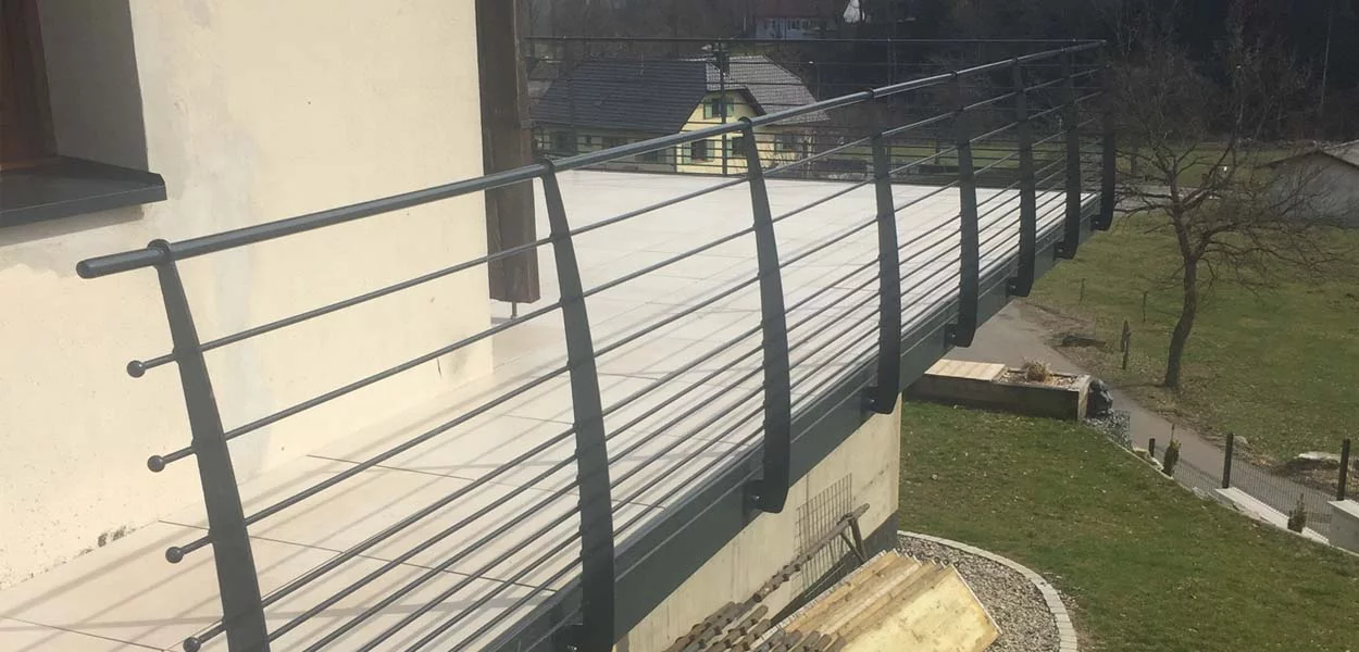 garde corps acier sur balcon à barres à l'anglaise