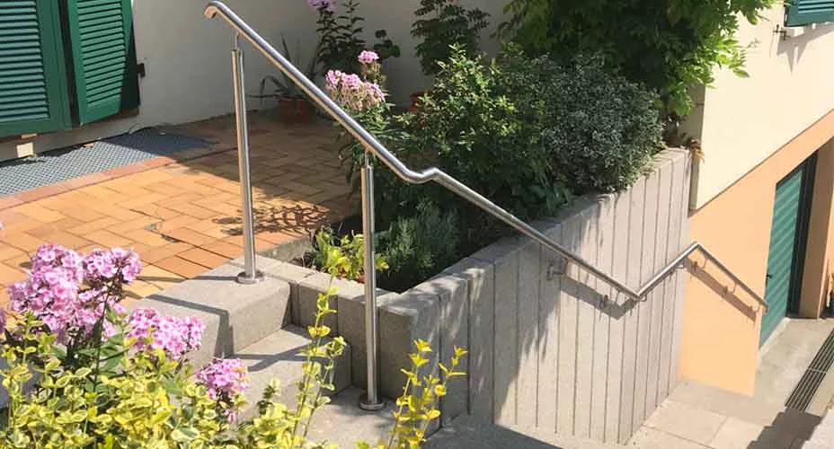 main courante escalier exterieur inox murale et sur poteaux