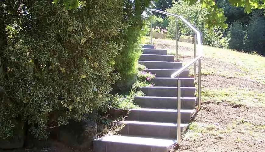 main courante escalier exterieur en inox sur poteaux