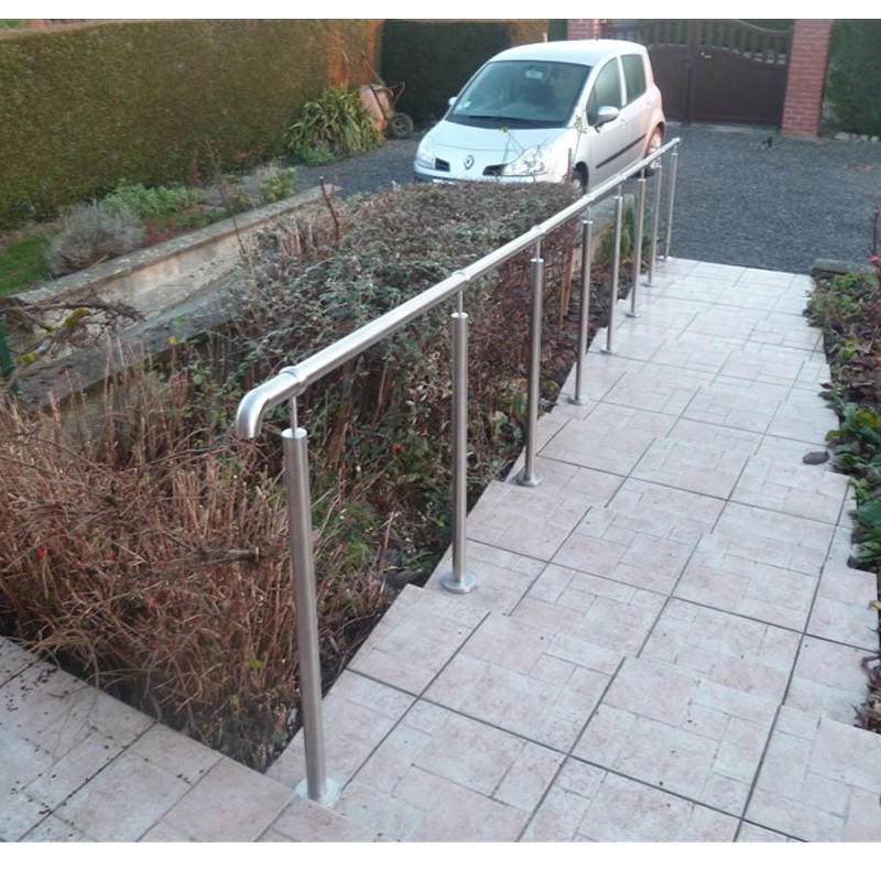 main courante inox sur poteaux dans escalier exterieur