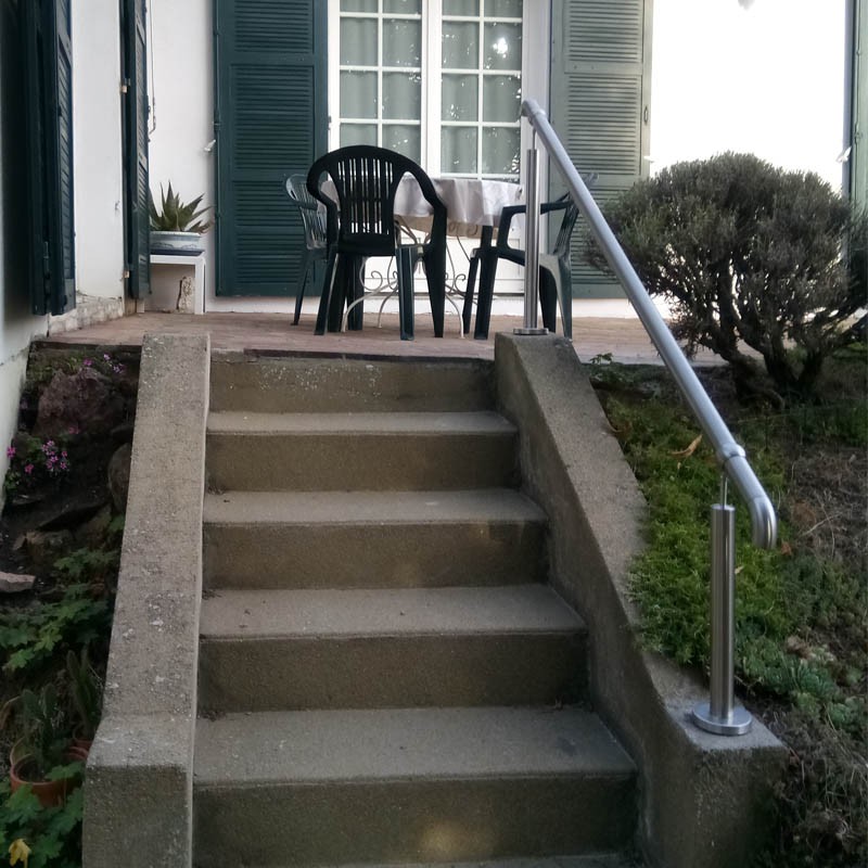 main courante escalier exterieur inox sur poteaux courts