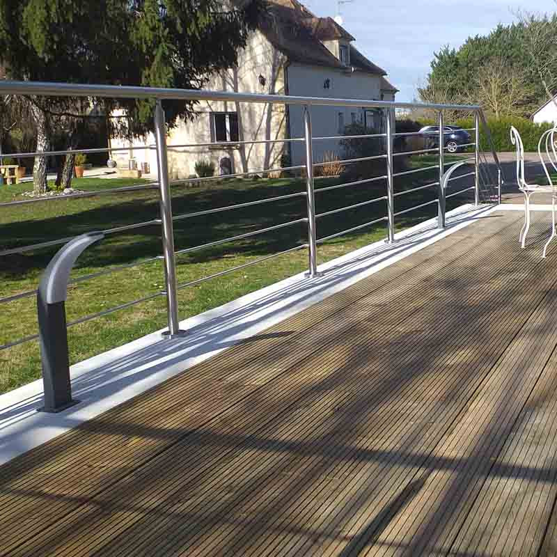 rambarde exterieur jardin en inox a cinq barres a la francaise