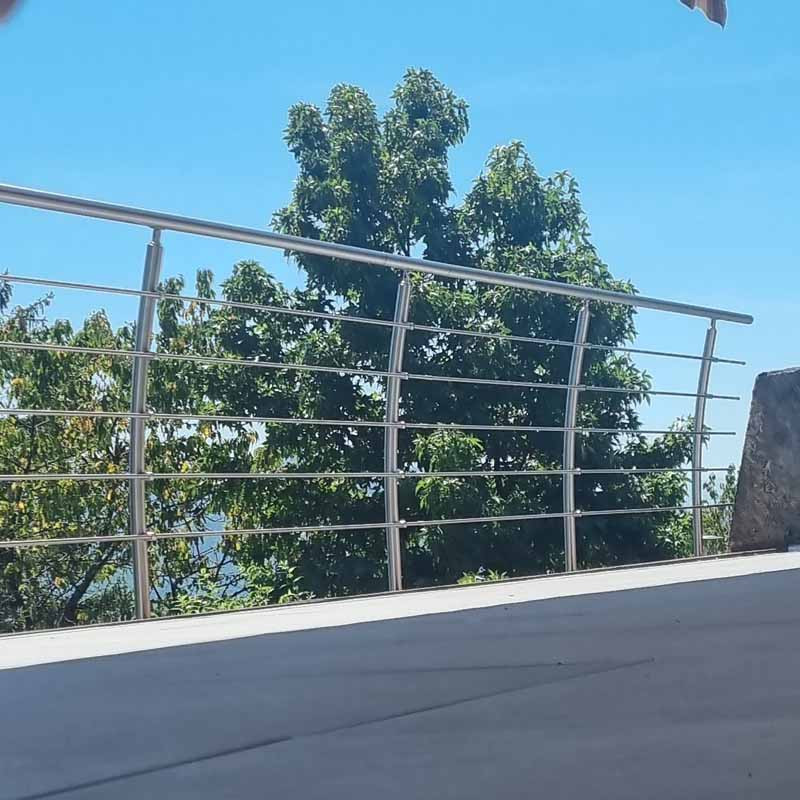 garde corps exterieur design moderne en inox poteaux cintres a l anglaise