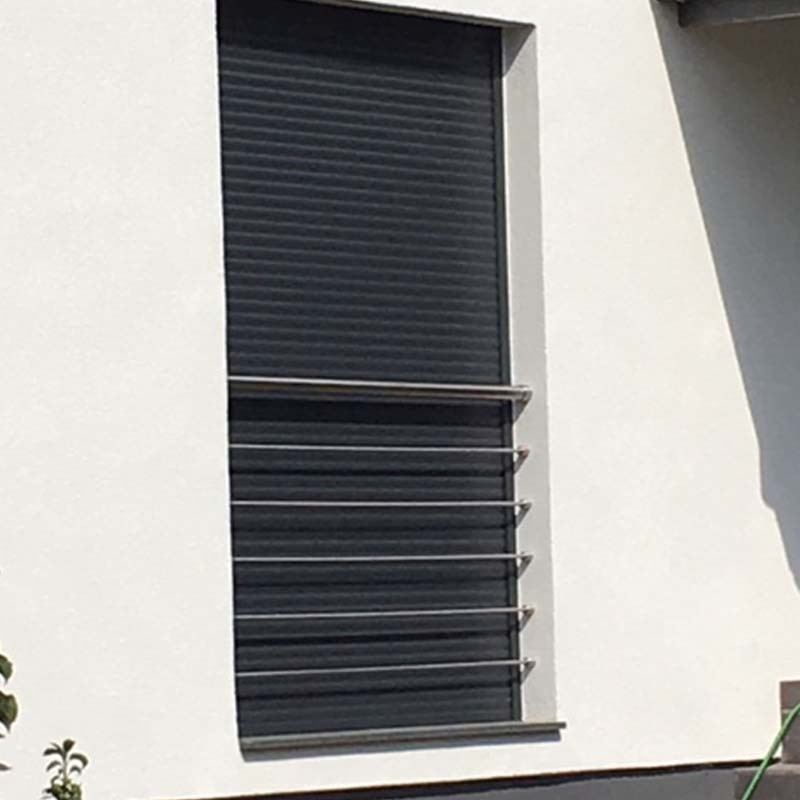 garde corps porte fenetre a cinq lisses sous la barre de main courante