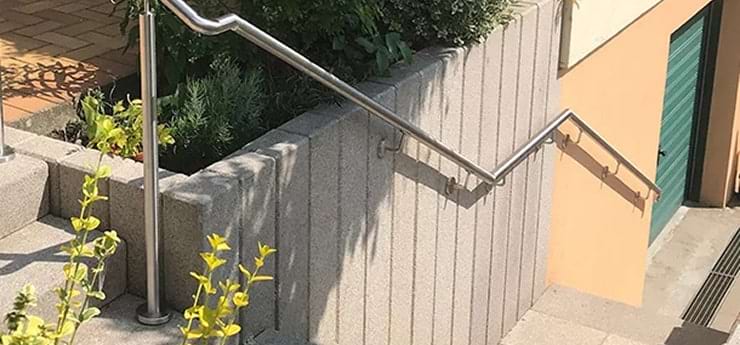 Main couranteescalier