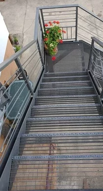 Marche d'escalier caillebotis à visser - Accès et travail en hauteur /  Escalier de chantier temporaire - Devis en ligne